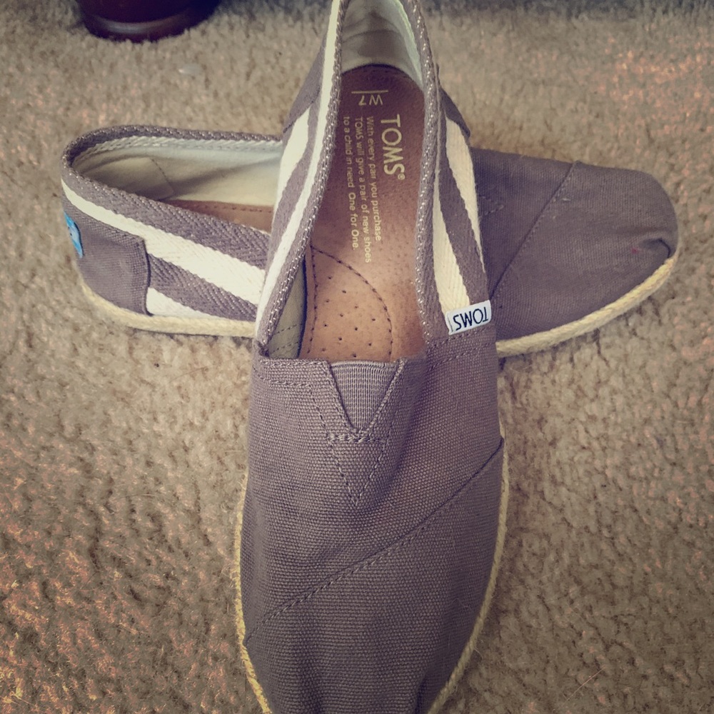 Toms classic canvas slip on flats